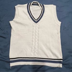 Unisex knitted vest.